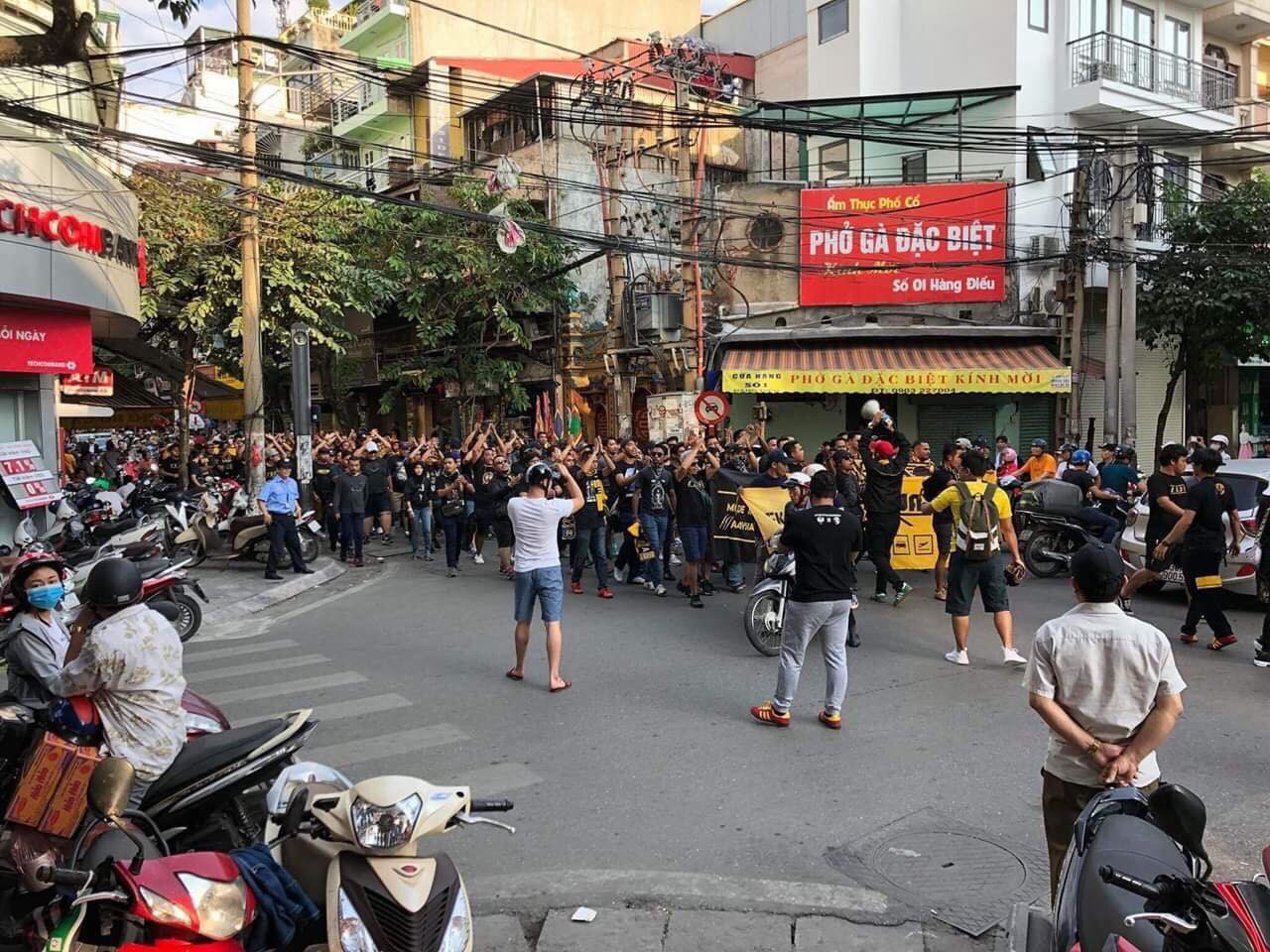 CĐV Malaysia trên đường phố Hà Nội - Ảnh: Kênh 14 Trực tiếp Việt Nam vs Malaysia, Việt Nam vs Malaysia, link xem Việt Nam vs Malaysia, xem Việt Nam vs Malaysia